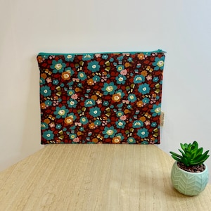 Pochette en  Liberty « Betsy Meadow Mahogany », zippée, doublée, molletonnée. Idée cadeau. Pochette de sac, trousse maquillage accessoires…