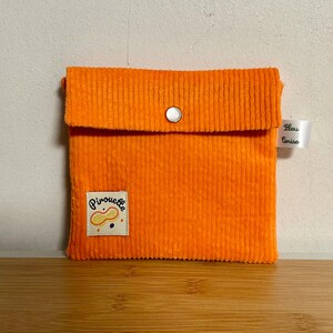 Pochette en velours , molletonnée, doublée Liberty. Trousse rangement divers, pochette de sac ….