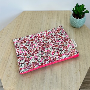 Pochette,  molletonnée, doublée Liberty Wiltshire Néon, zippée. Idée cadeau. Pochette de sac, trousse maquillage accessoires…