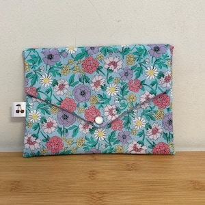 Pochette enveloppe en Liberty « Louisiana » molletonnée, doublée. Trousse maquillage, ecole, rangement, pochette de sac