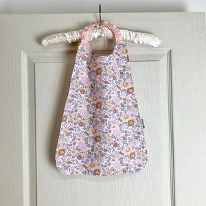 Liberty children&#39;s napkin, lined, elastic neckband. Coating optional. One size from 18 months to 6 years