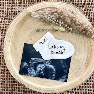 Meia bebê, anúncio de gravidez, em breve, bebê 2023, gravidez, amor na barriga