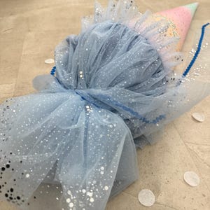 Supplémentaire - Fermeture en tulle bleu pailleté argenté avec volants pour cônes d'école