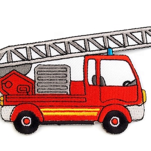 Könnte beinhalten: Rotes Feuerwehrauto mit einer Leiter auf dem Dach. Das Auto hat einen gelben Streifen und schwarze Räder.