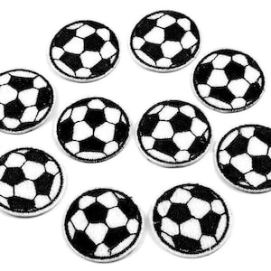 Könnte beinhalten: Zehn schwarze und weiße gestickte Bügelbilder von Fußbällen.