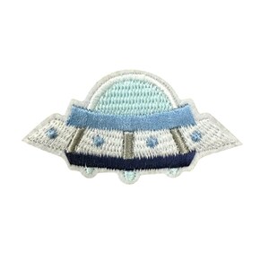 Könnte beinhalten: Gestickter Aufnäher eines hellblauen und marineblauen UFOs mit weißen Akzenten. Das UFO hat ein detailliertes Stichdesign und eine hellblaue Oberseite. Der Aufnäher ist zum Aufbügeln oder Aufnähen auf Stoff vorgesehen.