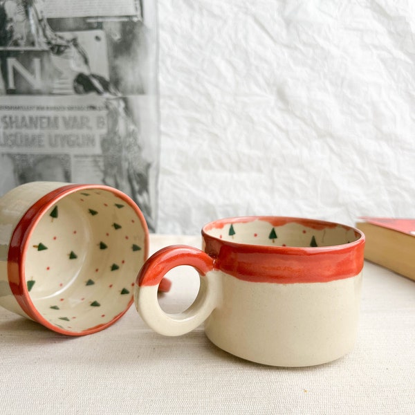 Tasse en céramique faite main de sapin de Noël, tasse de poterie rouge cadeau de Noël pour elle ou lui, tasses faites main uniques pour des couples