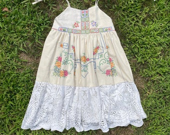 Tablecloth dress / One of a kind dress / Embroidered linen dress / XS to M / Upcycled slow fashion