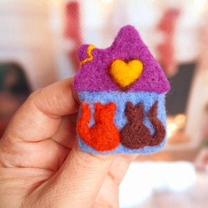 Felt Brooch Home with Cats in Love, Wool Jewelry, Felt Accessory, Cozy House Kitten Pin, Wool Pet, Cat Brooch, Gift for Cat Lover, Cat Pin