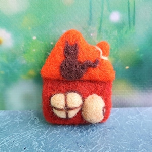 Felt Brooch House with Lovely Cat, Wool Felted Terracote Orange Home Kitten Pin, Wool Jewelry, Felt Accessory, Brooch Animal, Cat Lover Gift