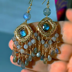 Orecchini a lampadario in labradorite fatti a mano: spolverini di pietre preziose placcati in oro 18 carati