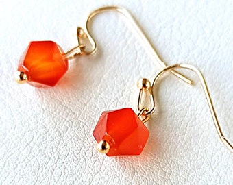 Einfache echte Karneol Ohrringe in Gold einzigartiges Geschenk für sie, Helle orange rote Edelstein Ohrringe baumeln, Handgemachte alltägliche Ohrringe