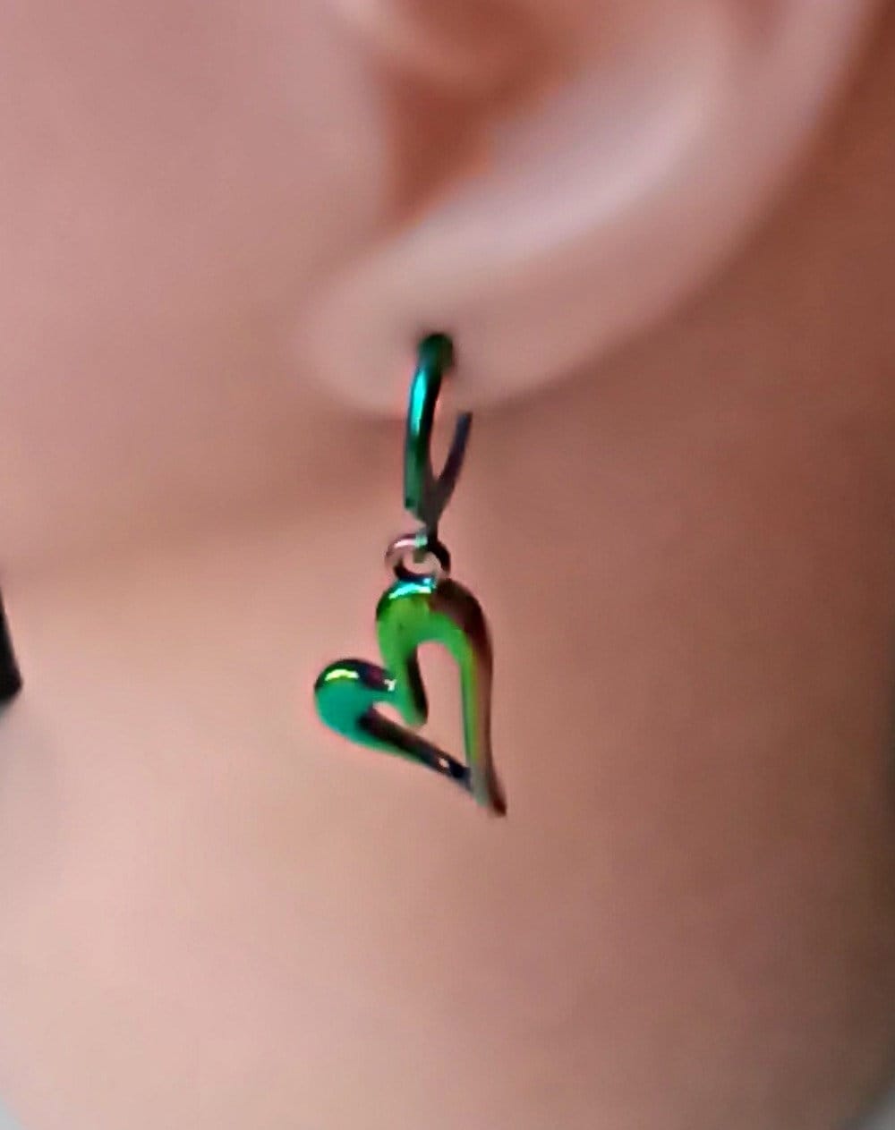 イヤリング TATIANA Silver 925 Rainbow Clear Heart Earrings EC1726 Rainbow Titanium Heart Earrings - Dainty Huggie Hoop