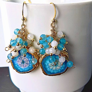 Blaue Geode Scheibe mit Mikro facettierten Apatit und blauem Mondstein Handgemachte Multi Edelstein Luxus Ohrringe einzigartiges Geschenk für Sie