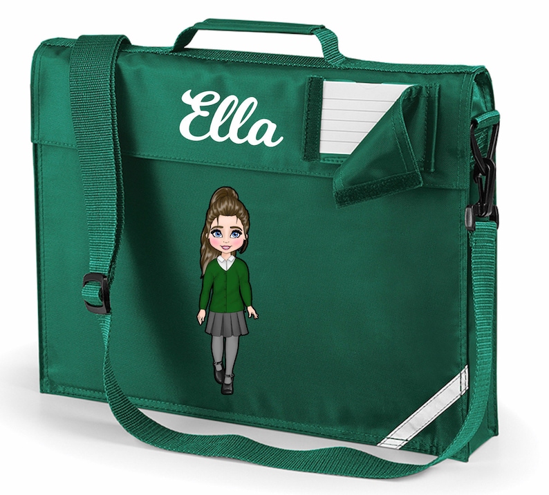 K&ouml;nnte beinhalten: Gr&uuml;ne Schultasche mit einem wei&szlig;en Namensschild, auf dem "Ella" steht, und einer Zeichnung eines M&auml;dchens. Die Tasche hat einen wei&szlig;en Streifen am Boden und einen Schultergurt.