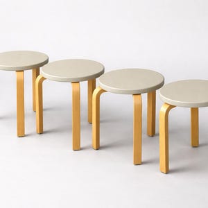 Juego de 4 taburetes vintage Alvar Aalto: Artek Modelo 60, Finlandia, década de 1960