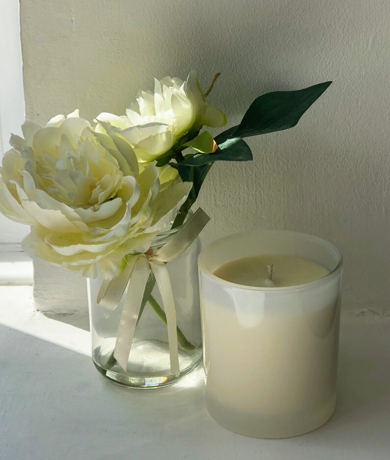 Dark Pomegranate scent Custom Soy Candle 40 hours burn time 30cl Glass Container
