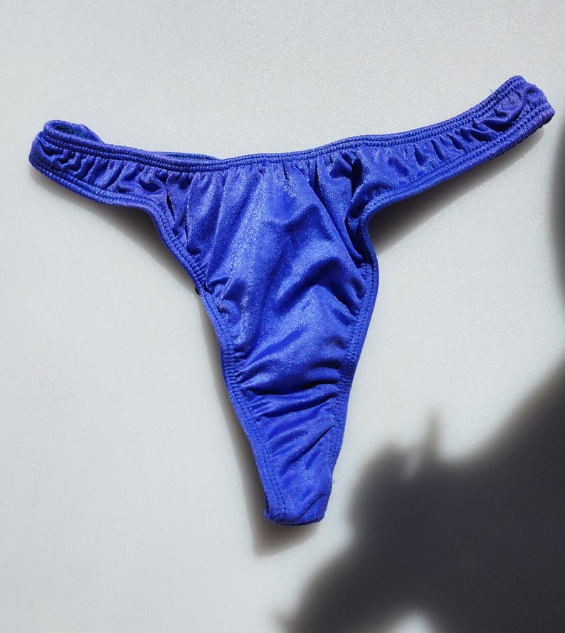 K&ouml;nnte beinhalten: Ein blauer Satin-Tanga mit tiefem Bund und einem Ausschnitt im R&uuml;cken.