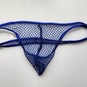 Puede incluir: Ropa interior de malla azul con ribete de satén.