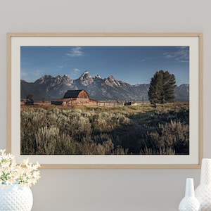 Sonnenaufgang in historischen Häusern in der Reihe Von Steinen im Grand Teton National Park | Druckbar und Sofort Download Digitale Fotokunst