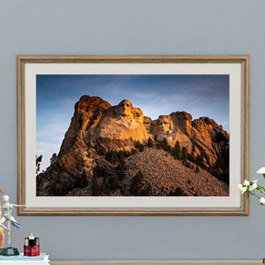 La lumière du matin a éclairé le mémorial national du mont Rushmore dans le Dakota du Sud, imprimable et téléchargeable instantanément photo numérique