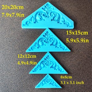 Può includere: Quattro stampi in silicone blu a forma di triangolo con intricati disegni floreali. Gli stampi sono di diverse dimensioni: 8x8 cm (3,1x3,1 pollici), 12x12 cm (4,9x4,9 pollici), 15x15 cm (5,9x5,9 pollici) e 20x20 cm (7,9x7,9 pollici).