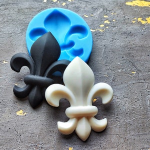 Molde de silicona con forma de flor de lis para superposiciones, 9 x 7,3 x 1 cm, adorno de flor de lis, molde para arcilla, molde para resina, aplique de elemento vintage