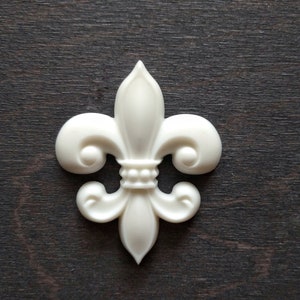 Fleur de Lis harsapplicaties 2 stuks, upcycling van meubels, middeleeuws decor, heraldische lelie, muurdecor