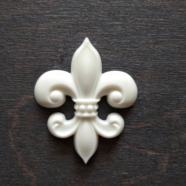 Fleur de Lis harsapplicaties 2pcs, meubels upcycling, middeleeuws decor, heraldische lelie, wanddecor