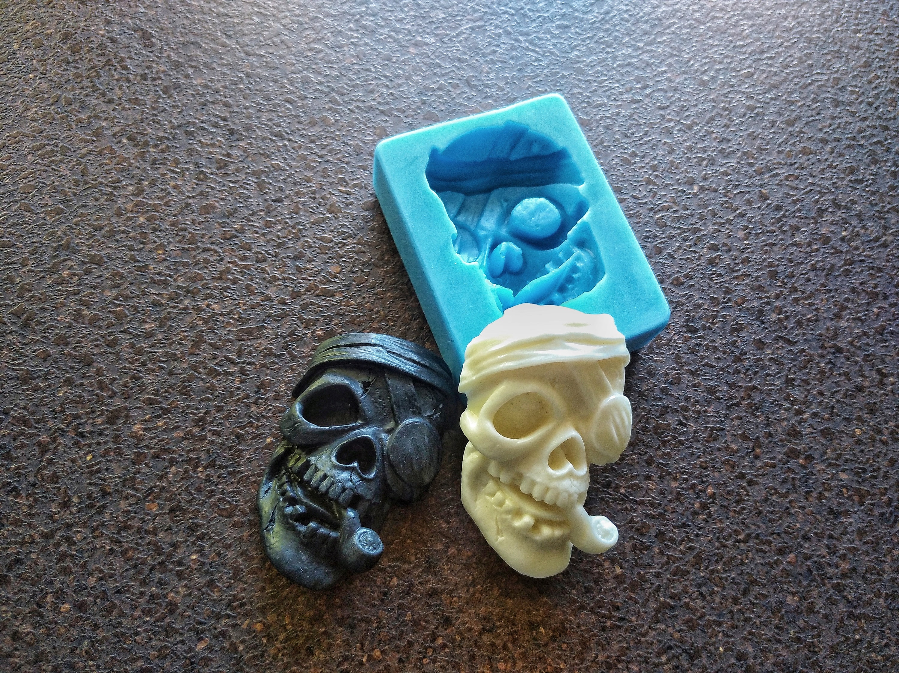 9 skull mold