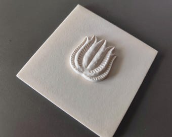 Płytka ręcznie robiona z elementem kwiatowym wolumetrycznym 9,8 cm