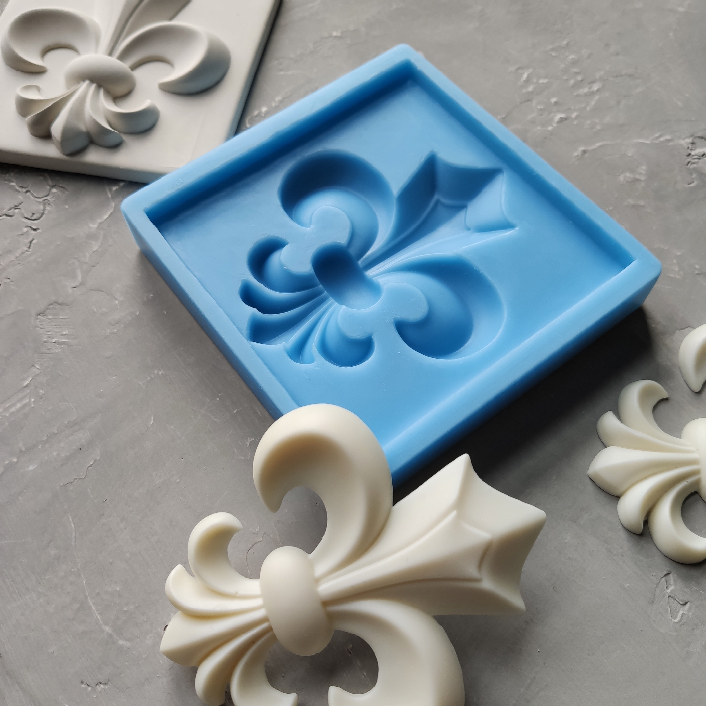 Moules Silicone Fleur De Lys - Pour Plâtre, Résine - Occasion Mais En Bon état