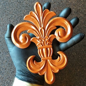Aplique de resina de flor de lis de 19,5 cm / adorno de muebles / decoración medieval / lirio heráldico / frontones de pared / revestimientos de resina