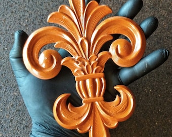 Fleur de Lys Kunstharz-Applikation: Mittelalterliches Möbeldekor (19,5 cm)
