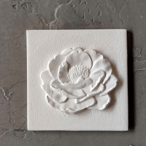 Dekorative Fliese mit Blume 9,8x9,8 cm || Jesmonitplättchen || Harz Fliesen || Von Hand gefertigte Fliesen