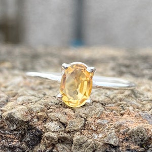 Citrin Sterling Silver Ring - Storlek O - Facetterad Kloinfattad Oval Citrinring - Förlovningsring - Gula Ädelstenar - Citrinkristaller
