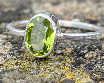 Peridot ring for Women Peridot ring silver Peridot ring minimalist Peridot ring Sterling Silver Peridot Ring Band