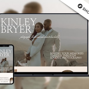 Può includere: Una homepage di un sito web per una fotografa di matrimoni di nome Kinley Bryer. Il sito web presenta una foto di una coppia in un paesaggio desertico, con il testo "photography for the ones who dare to love boldly" e "Making your memories timeless through soulful photography".