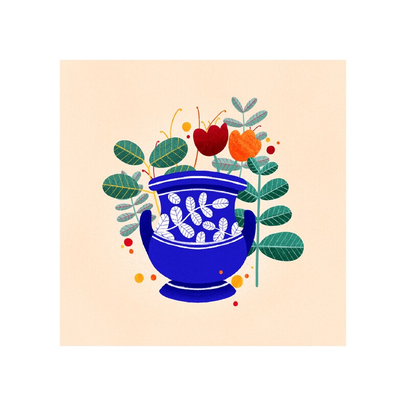 Op de afbeelding: Een blauwe en witte keramische vaas met een bloemenmotief, gevuld met rode en oranje bloemen. De vaas staat op een lichtbeige achtergrond.