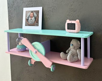 Garderobe en nis met eikenhouten plankjes, door Sanne