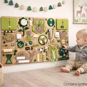 Peut inclure: Un grand panneau d'activités rectangulaire en bois comprenant divers éléments interactifs tels que des portes vertes, une horloge en forme de hibou, des engrenages, un escargot, un ours et des composants numérotés, fixés horizontalement avec des loquets.