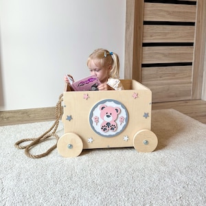 車輪付き木製おもちゃカート、パーソナライズされたおもちゃ箱、ゴッドソンへの贈り物、赤ちゃんへの献身の贈り物、モンテッソーリ保育園の木製おもちゃオーガナイザー、転がるおもちゃ