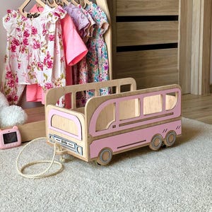 Spersonalizowany różowy autobus dla niemowląt, pojemnik na zabawki na kółkach, meble Montessori, wózek na zabawki do pokoju dziecięcego na kółkach, pomysł na prezent dla siostrzenicy, czarny piątek