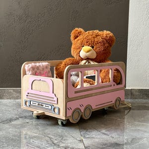 Handgemaakte roze busvormige houten speelgoedorganizer, gepersonaliseerde speelgoeddoos, cadeau voor kleinkind, speelgoedopberger op wielen, biologisch rollend speelgoed