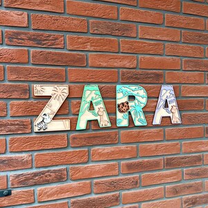 Letrero personalizado sobre cuna, letrero de madera con nombre de bebé, decoración de pared para sala de juegos, guardería con temática de jungla, regalo personalizado para hija, decoración de guardería con temática de safari