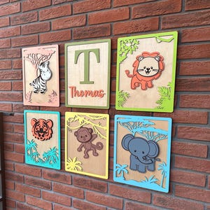 Poster con nome per neonati "Safari", decorazione fatta a mano sopra la culla, cartello in legno personalizzato con nome, cameretta a tema giungla, regalo per bambini piccoli, regalo per bambini di 3 anni