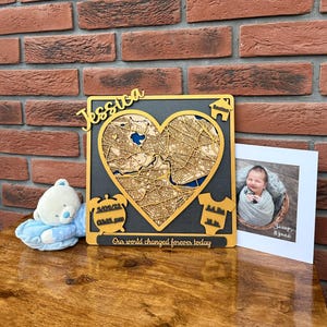Impression de détails de naissance en bois, cadeau nouvelle maman papa, signe du monde bonjour, carte personnalisée, cadeau de baptême garçon, cadeau personnalisé de nouveaux parents, décoration de chambre d'enfant