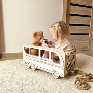 Boho-kinderwagenbusvormige speelgoedkar op wielen, gepersonaliseerde Montessori-speelgoeddoos, cadeau voor 3-jarig meisje, opslag voor rollend speelgoed, cadeau-idee kleinkind