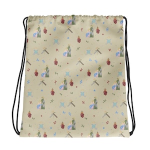 Könnte beinhalten: Eine beigefarbene Kordeltasche mit einem sich wiederholenden Muster aus einer Heiligen Familie, einem Herzen und einem Kreuz. Das Muster ist in Blautönen, Rot und Grün gehalten.