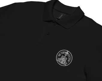 Camisa polo tradicional latina "Ad Orientem" para homens católicos